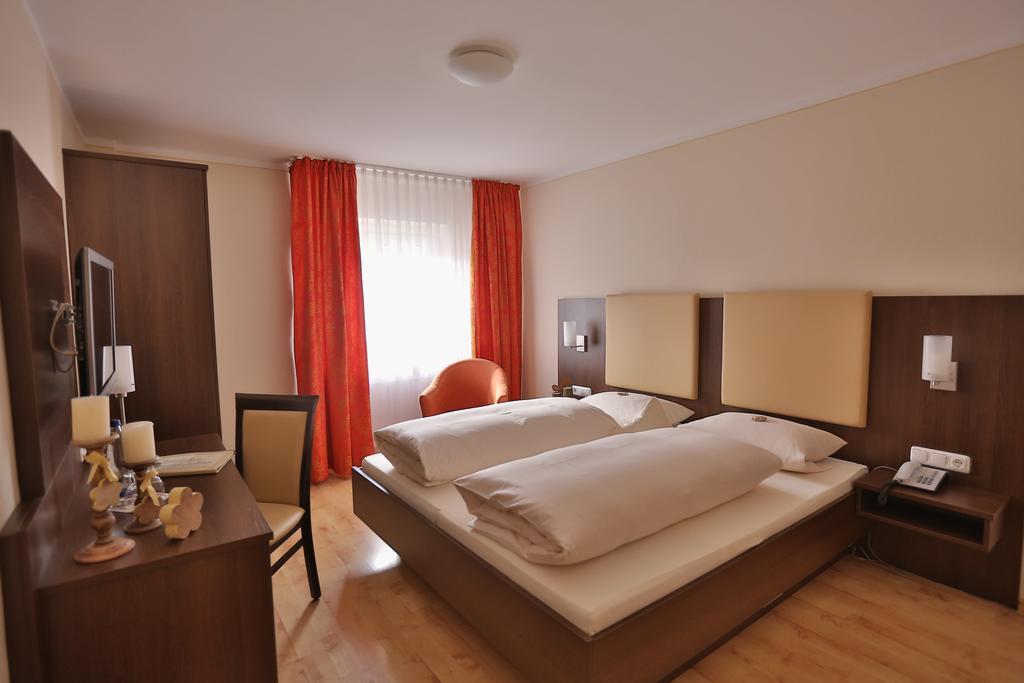 Hotel Bockmaier Oberpframmern ภายนอก รูปภาพ