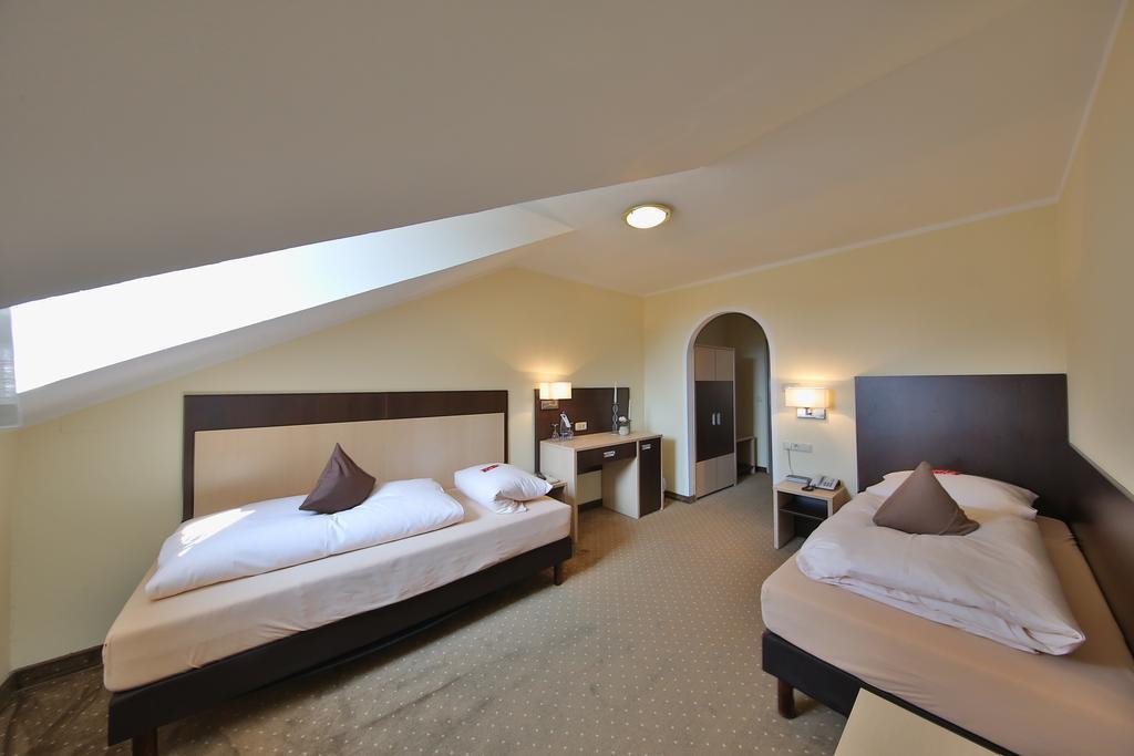 Hotel Bockmaier Oberpframmern ภายนอก รูปภาพ