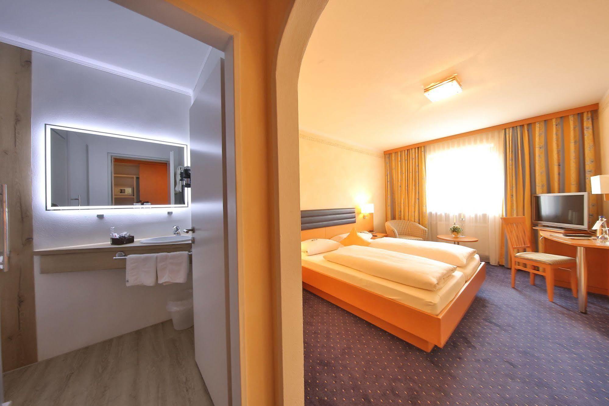 Hotel Bockmaier Oberpframmern ภายนอก รูปภาพ